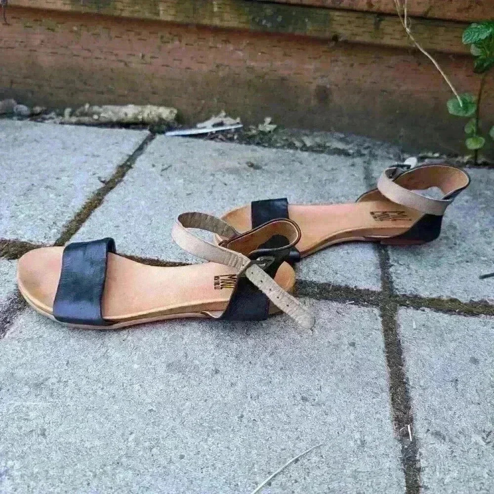 Miz mooz classic tan and black leather flat sandals size 6 - Picture 3 of 5